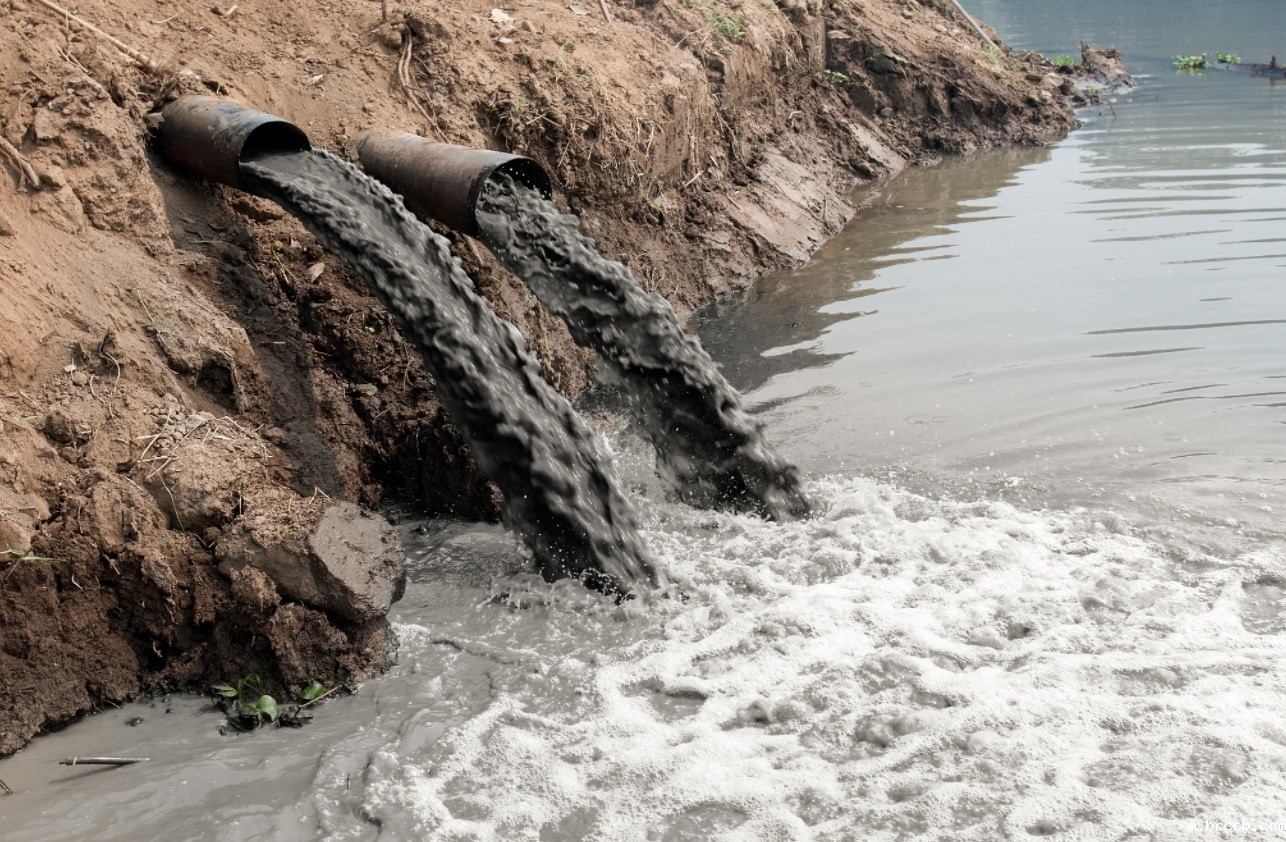 污水排放.jpg 水质检测仪对污水检测
